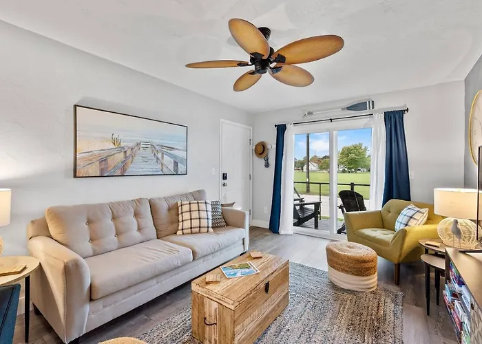 Beachside Condo Downtown With Lake Michigan Views