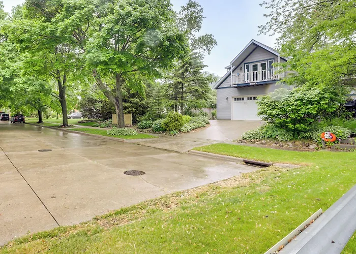 Sheboygan Getaway W/ Deck + On-Site Lake Access!